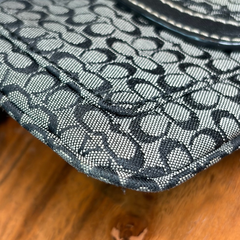 Vintage COACH Signature Soho Black and White Wristlet Clutch EUC - Picture 12 of 16